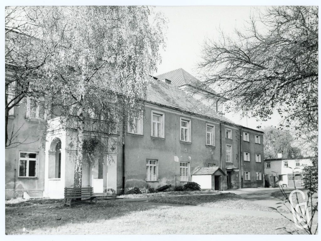 Dom parafialny od strony ogrodów, 1986, źródło: archiwum kościoła parafialnego w Górze Kalwarii