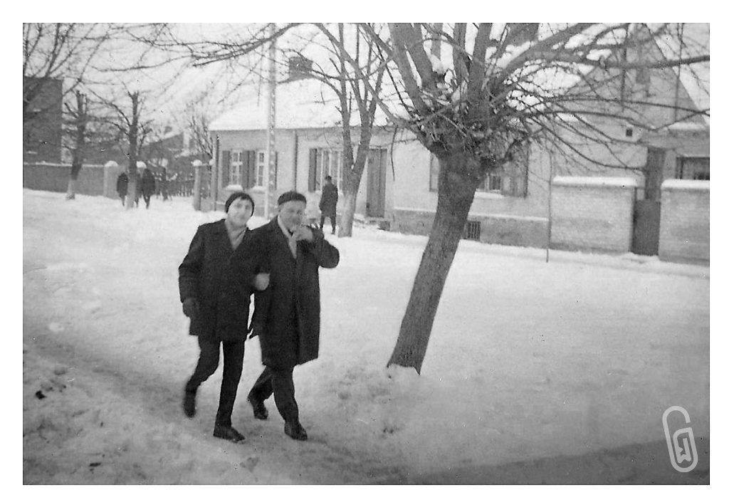 Marek Gajewski i Jan Chomiczewski spacerują po zaśnieżonych ulicach Góry Kalwarii. 31 stycznia 1965 r. fot. archiwum Justyny Kamińskiej