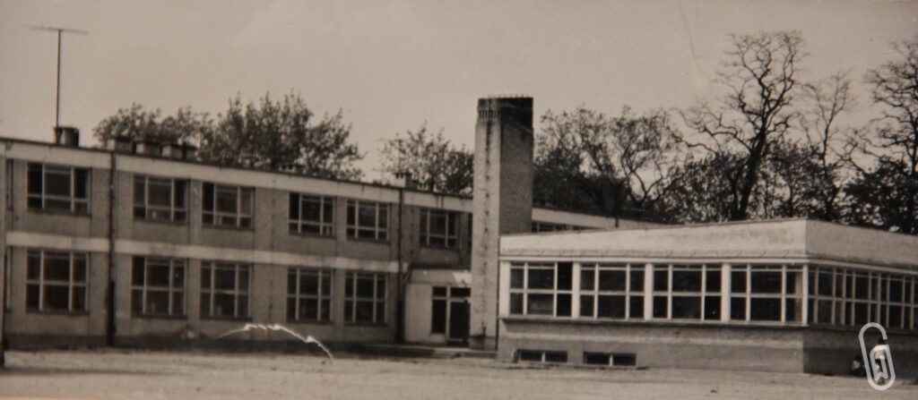 Szkoła lata 60-te, źródło: kronika szkoły
