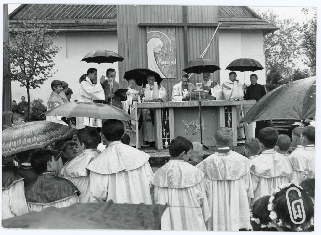 Marianki, msza św. ku czci o. St. Papczyńskiego, 14.05.1972 r., źródło: archiwum kościoła parafialnego w Górze Kalwarii