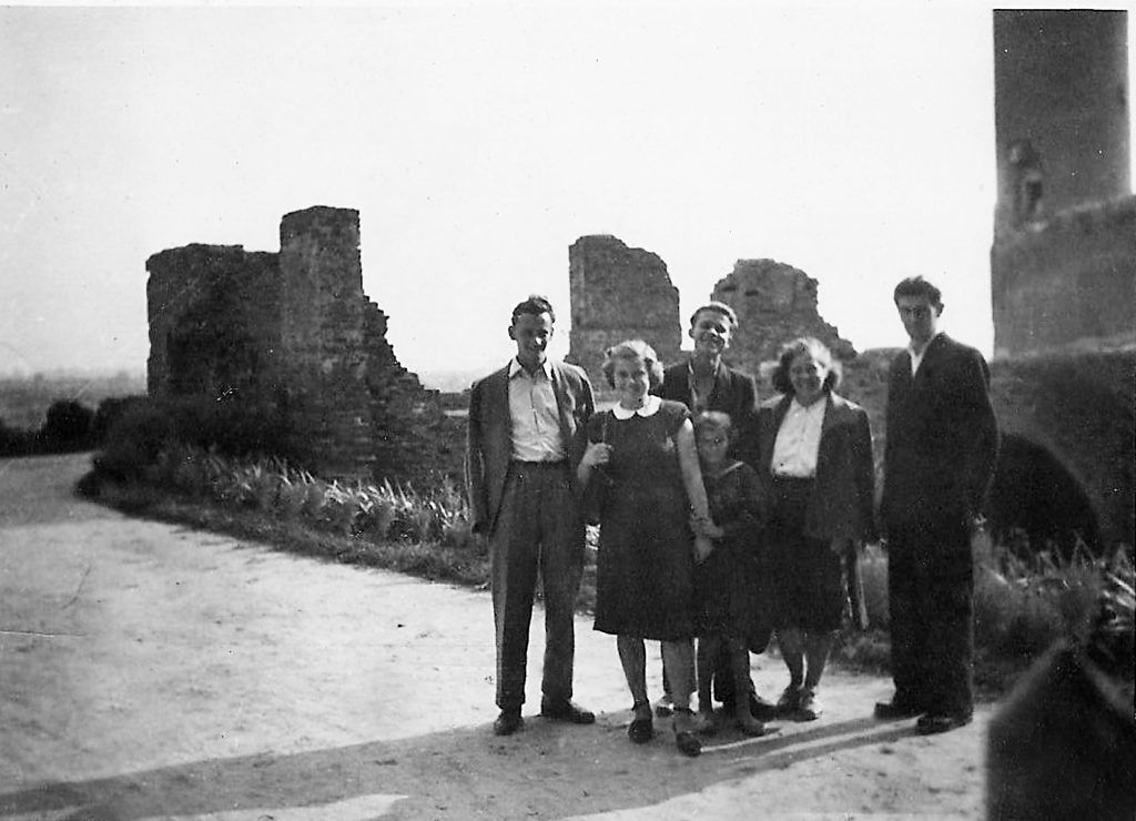 Wiesława Chomiczewska (Sitkówna) ze swoją mamą Stefania Sitek ze znajomymi. Zamek w Czersku ok. 1954 r. Fot. archiwum Justyny Kamińskiej